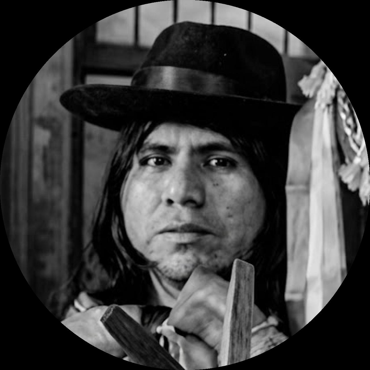 Retrato en blanco y negro de Christian Gamboa con sombrero
