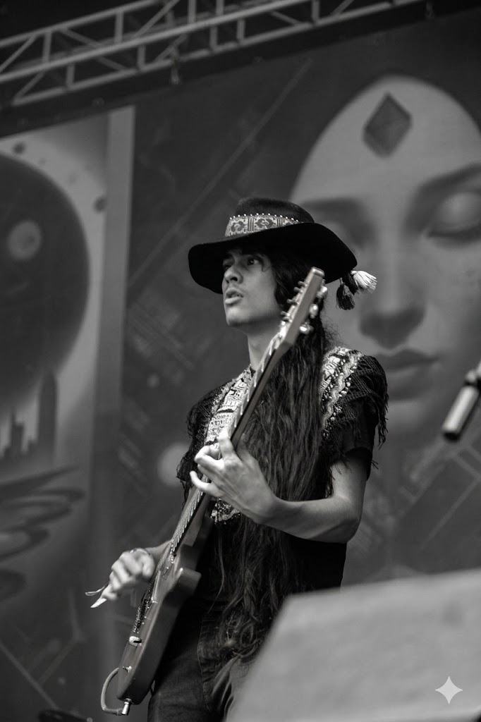 Retrato en blanco y negro de David Maizel tocando guitarra eléctrica