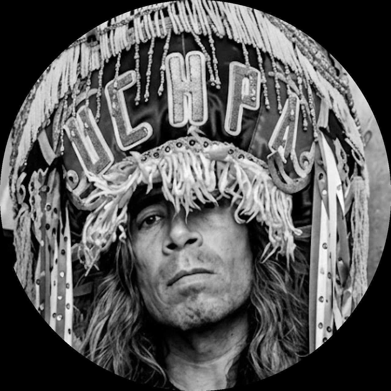 Retrato en blanco y negro de Fredy Ortiz con sombrero ritual andino UCHPA