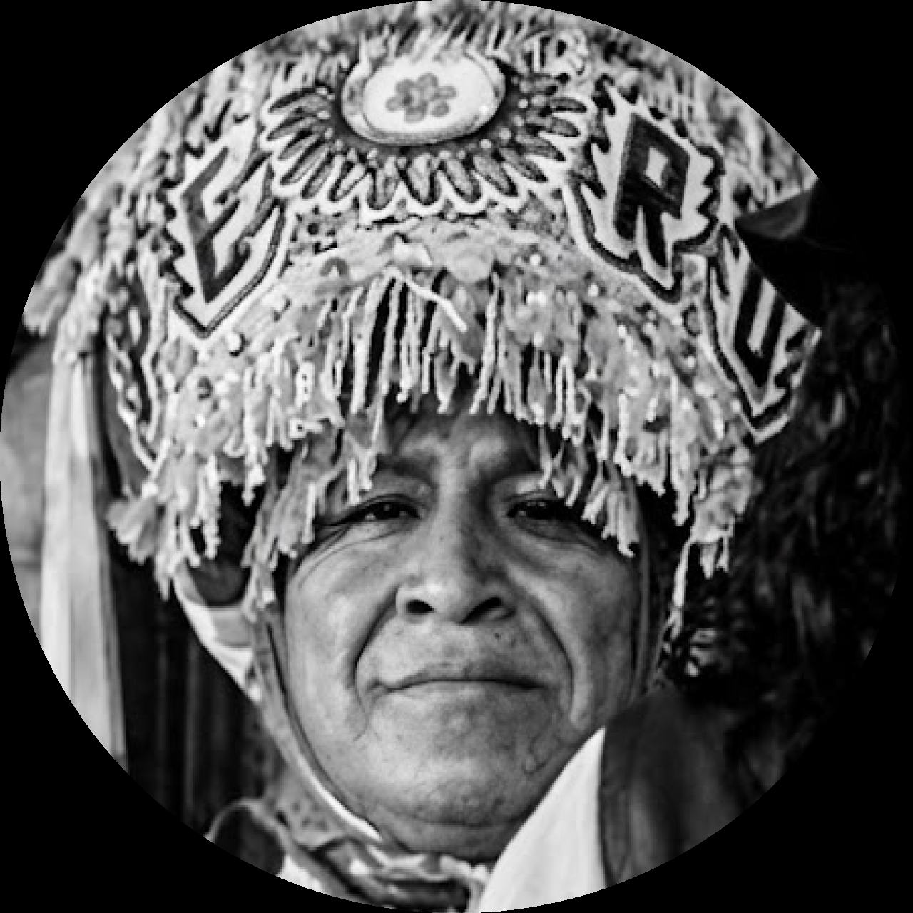 Retrato en blanco y negro de Fidencio Huamaní Inca Jechele con tocado de danzante de tijeras