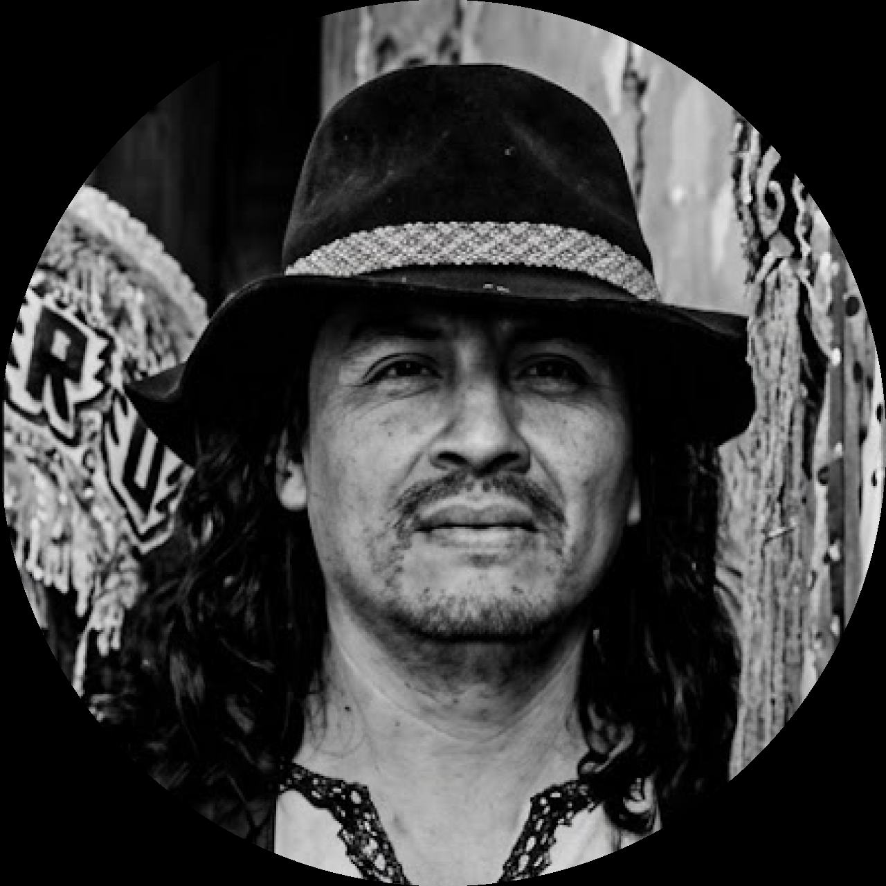 Retrato en blanco y negro de Marcos Maizel, con sombrero de fieltro y cabello largo